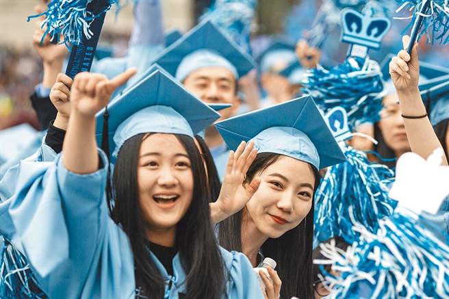 英国高等教育监管机构近日发函，示警大学不要过度依赖大陆学生的学费收入。图为几名大陆留学生参加哥伦比亚大学毕业典礼。（图/新华社）