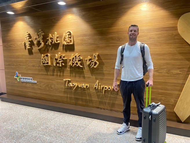 富邦悍将传奇球星罗力26日清晨抵达台湾。（富邦悍将提供）