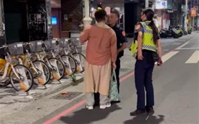 高雄头戴大象耳髮箍叶姓男子一直不配合员警盘查，还口出三字经。（翻摄自脸书社团爆料公社）