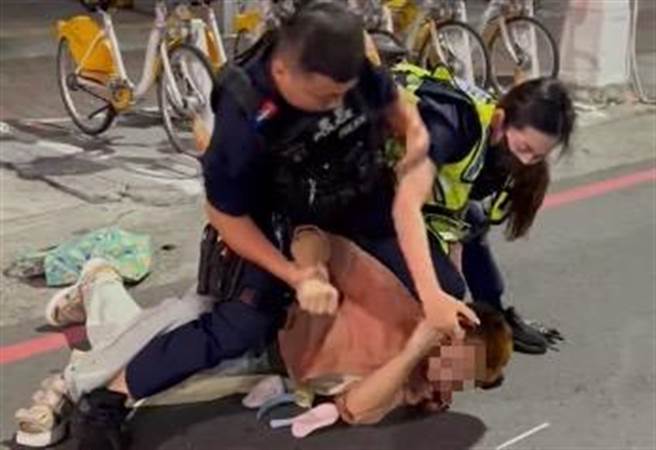 女警听闻男子喷三字经后，喷辣椒水强力将其压制逮捕。（翻摄自脸书社团爆料公社）