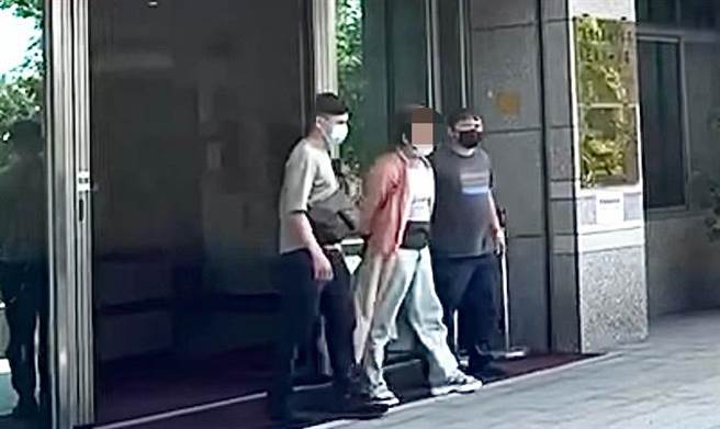 男子脱序行为，讯后依妨害公务、恐吓移送法办。（翻摄照片／崔正纲高雄传真）