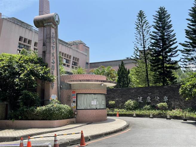 基隆市武崙国小惊传有10位同班学童饮用牛奶后身体不适，有头晕、腹痛及噁心症状，分别送往基隆长庚医院与卫福部基隆医院，均意识清醒。（徐佑升摄）