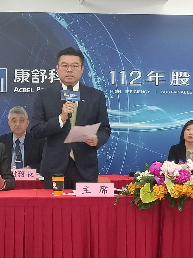 （康舒董事长许介立强调，今年会进行内部转型升级，寻求逆转胜的契机。图／郑淑芳）