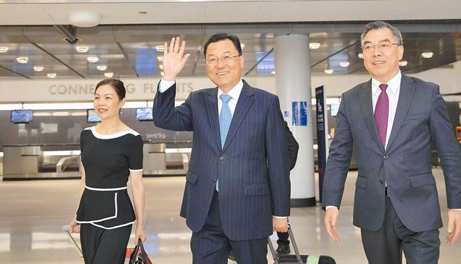 纽约时间5月23日，中国大陆新任驻美大使谢锋（中）抵达美国履新。谢锋是第十二任中国大陆驻美大使，出使美国之前任中国大陆外交部副部长。（中新社）