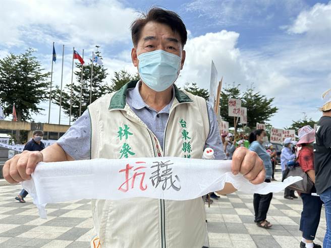 台东各乡镇上百位乡亲今天到县议会陈情喊出「还我土地、公地放领」声明，县议员林参天到场力挺。（蔡旻妤摄）