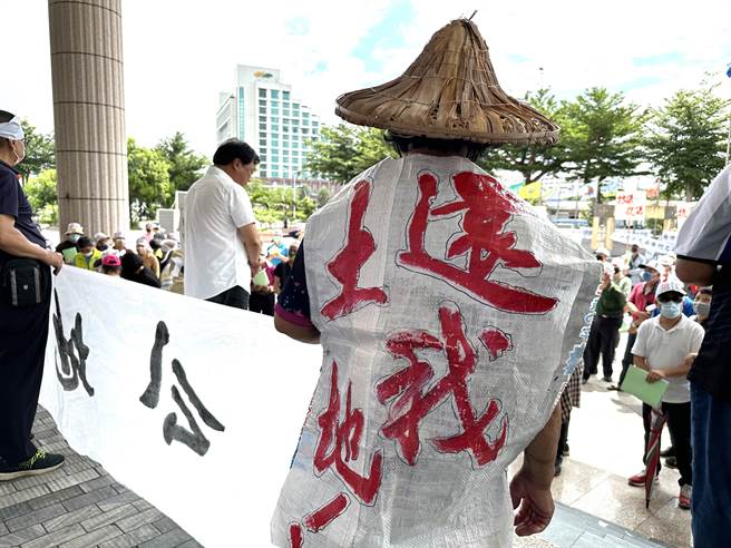 台东各乡镇上百位乡亲今天到县议会陈情喊出「还我土地、公地放领」声明。（蔡旻妤摄）