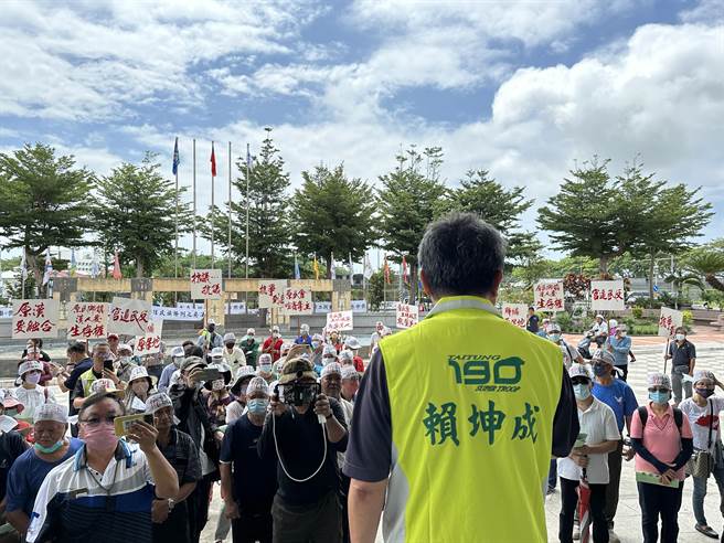 台东各乡镇上百位乡亲今天到县议会陈情喊出「还我土地、公地放领」声明，民进党前立委赖坤成到场力挺。（蔡旻妤摄）