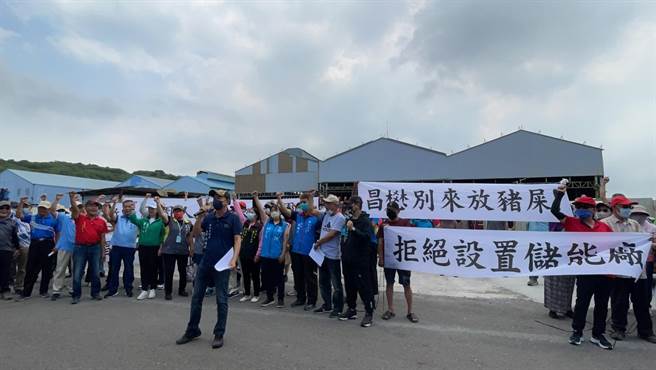 多名里长、里民抗议，反对设置储能场。（洪靖宜摄）