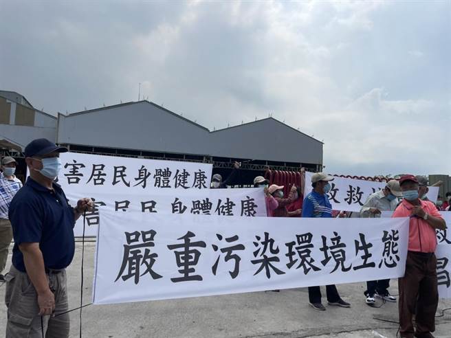 多名里长、里民抗议，反对设置储能场。（洪靖宜摄）