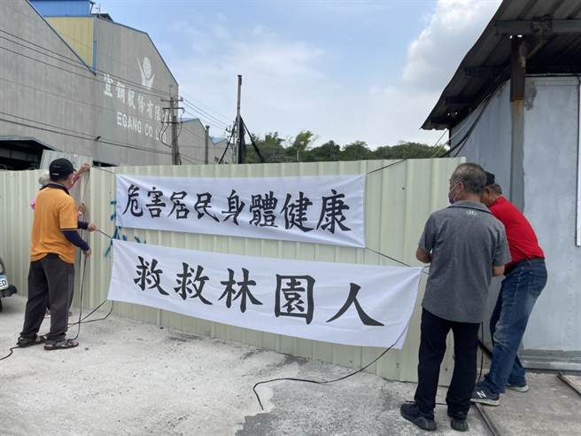 居民高挂白布条抗议。（洪靖宜摄）