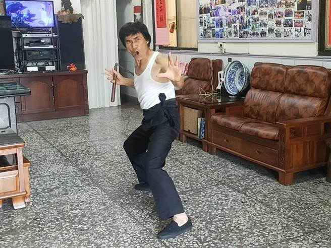台中市龙井区龙东里长林金炼，不仅面貌神似知名武打巨星李小龙，也是李小龙的粉丝，耍双节棍也模仿得唯妙唯肖。（潘虹恩摄）