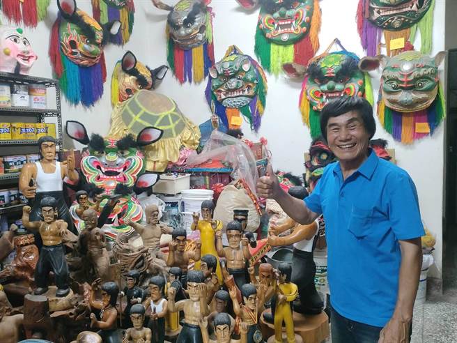 台中市龙井区龙东里长林金炼，不仅面貌神似知名武打巨星李小龙，也是李小龙的粉丝，自学木头雕刻，雕出近百尊李小龙像。（潘虹恩摄）