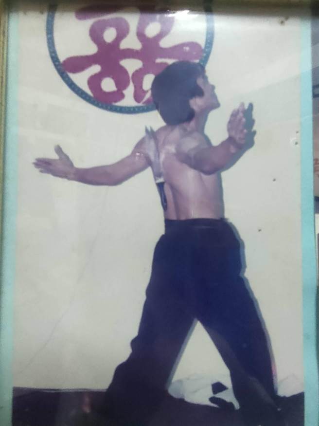 台中市龙井区龙东里长林金炼自10多岁起开始模仿李小龙，不但练就一身精实肌肉，背肌夹菜刀、钞票都难不倒他。（潘虹恩摄）