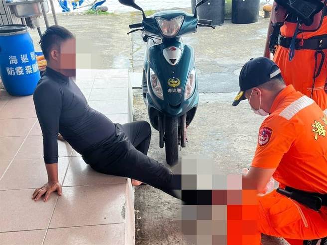 新港渔民海上作业时不慎被捕捞上船的魟鱼尾部刺伤，海巡人员协助处理并通报消防人员紧急送医。（海巡署东部分署提供／蔡旻妤台东传真）
