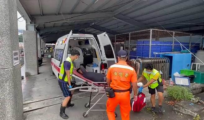 新港渔民海上作业时不慎被捕捞上船的魟鱼尾部刺伤，海巡人员协助处理并通报消防人员紧急送医。（海巡署东部分署提供／蔡旻妤台东传真）