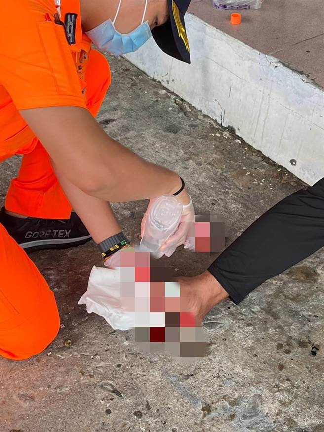 新港渔民海上作业时不慎被捕捞上船的魟鱼尾部刺伤，海巡人员协助处理并通报消防人员紧急送医。（海巡署东部分署提供／蔡旻妤台东传真）