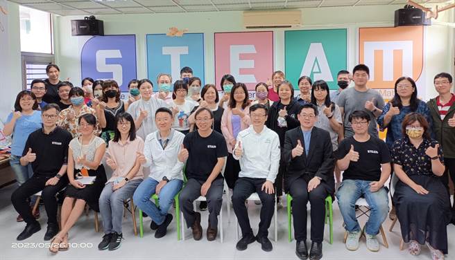 新北市教育局长张明文（前排右4）参加新北市111学年度STEAM跨域整合型人才培育－梦想推手种子教师授证暨精进回流活动。（新北市教育局提供）