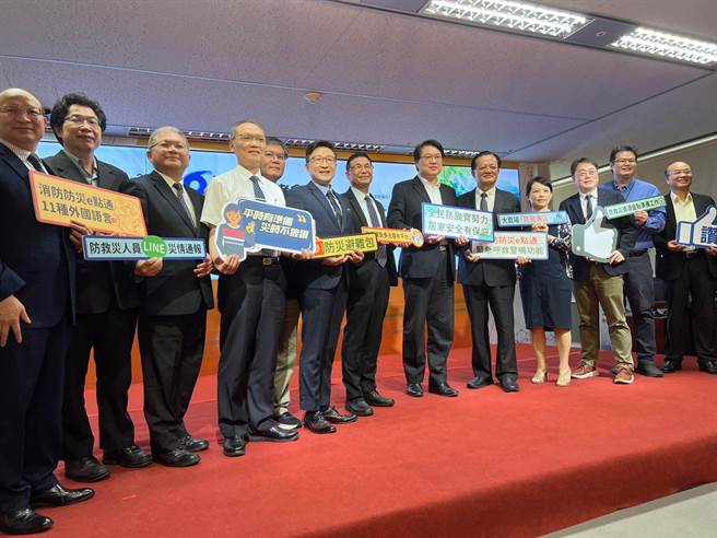 林右昌至消防署视察防颱整备。（王扬杰摄）