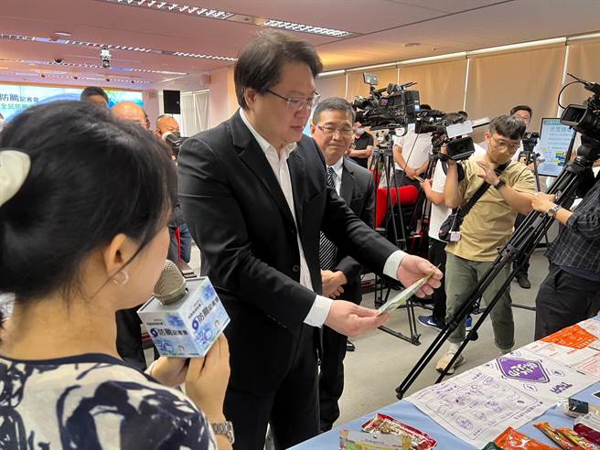 林右昌至消防署视察防颱整备。（王扬杰摄）