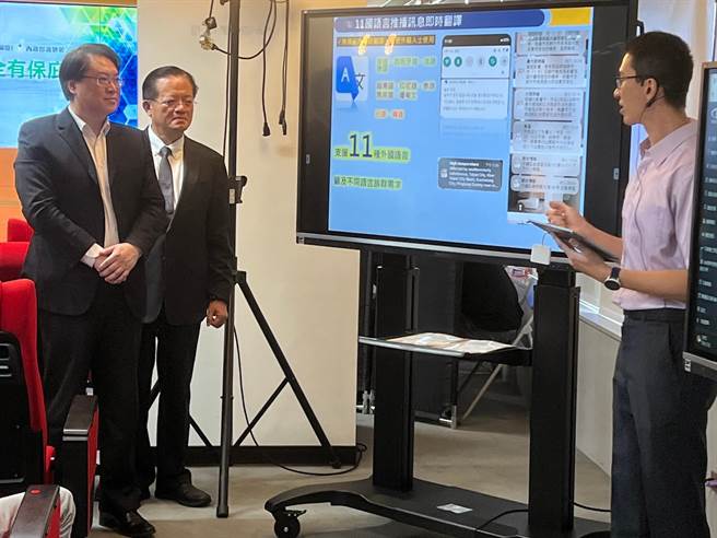 林右昌至消防署视察防颱整备。（王扬杰摄）