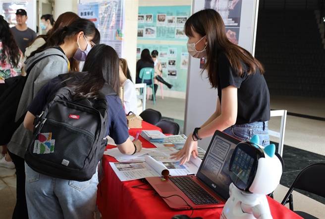 亚大积极推动「自主学习」、「跨领域学习」，开设许多校内、及「中亚联大」中国医药大学的校外跨领域学程，鼓励同学一起双主修，拿双联学位。（亚大提供／陈淑芬台中传真）