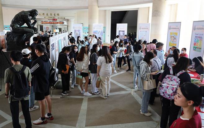 亚大提供「相揪到亚大，逗阵来读册」奖助办法，让同学相揪、一起念亚大及「中亚联大」的中医大。（亚大提供／陈淑芬台中传真）