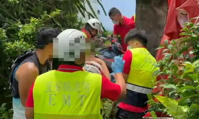 張姓女子在宜蘭頭城體驗飛行傘，但疑因受到側風影響摔落到附近民宅旁空地，張女與鄒姓男教練因此送醫。（宜蘭縣消防局提供）