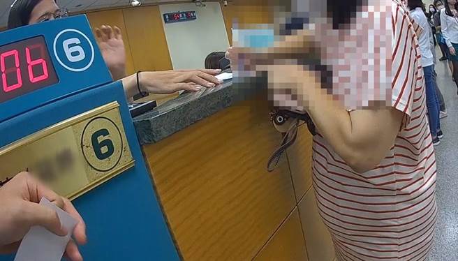 行员查出妇人欲匯帐户遭警示。（翻摄照片／高雄洪靖宜传真）