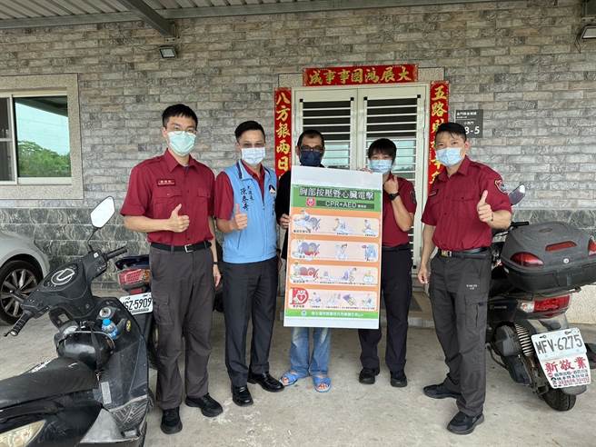 身体不适获救的陈男(中)亲自向消防救护员表达谢意，「谢谢消防人员，拯救我的生命！」。(图／金门县消防局提供)