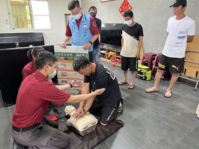 消防救护人员日前至陈男居住处所关心，并对同住友人宣导学习CPR急救技术。(图／金门县消防局提供)