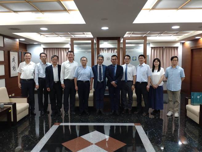 水利署长赖建信（左六）为了台南海淡厂工程造访台南地检署检察长锺和宪（右五），成立廉政平台预防重大工程弊端。（南区水资源局提供／程炳璋台南传真）