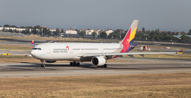 南韩韩亚航空（Asiana Airlines）25日发生飞航意外，一架客机在落地前，机舱逃生门突然开启，导致6名乘客呼吸困难。（示意图／Shutterstock）