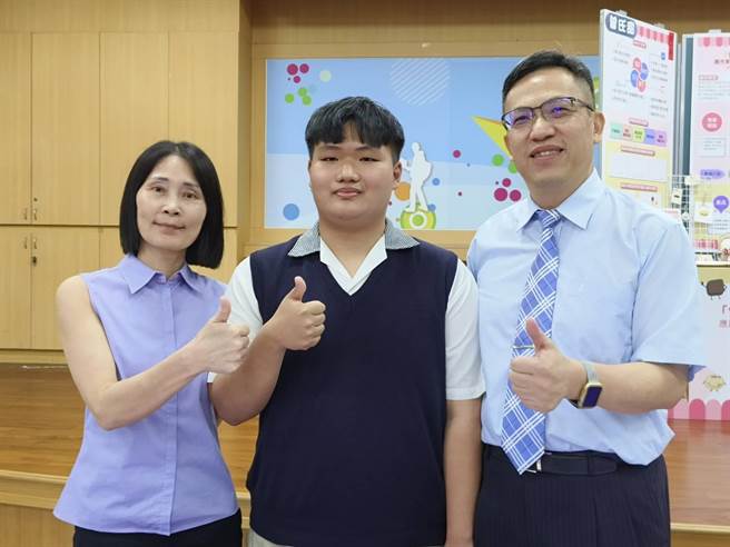 嘉义高商学生赖嘉骐（中）荣获今年总统教育奖，校长林义栋（右）、学务长陈璇安深感欣慰。（廖素慧摄）
