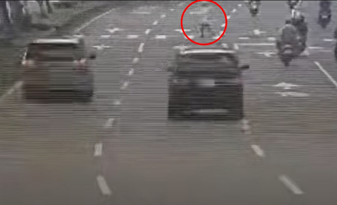 萧姓妇人步行闯红灯，意外遭小客车撞飞不治。（警方提供）