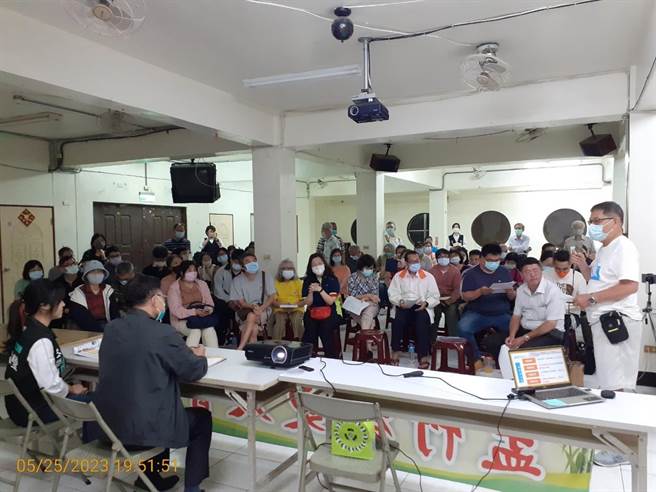 市府都发处25日晚到孟竹国宅社区，说明都市更新2.0计画相关事宜。（新竹市政府提供／王惠慧新竹传真）