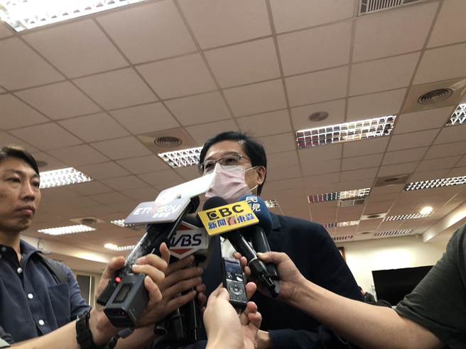 民进党今开记者会指，国民党立委罗明才与亚太国际吸金10亿的主嫌秦启松关系匪浅。对此，罗明才反斥抹黑，并强调将会採取法律动作。（李奇叡摄）