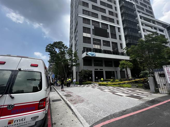 新店行政园区惊传女子坠楼。（民眾提供）
