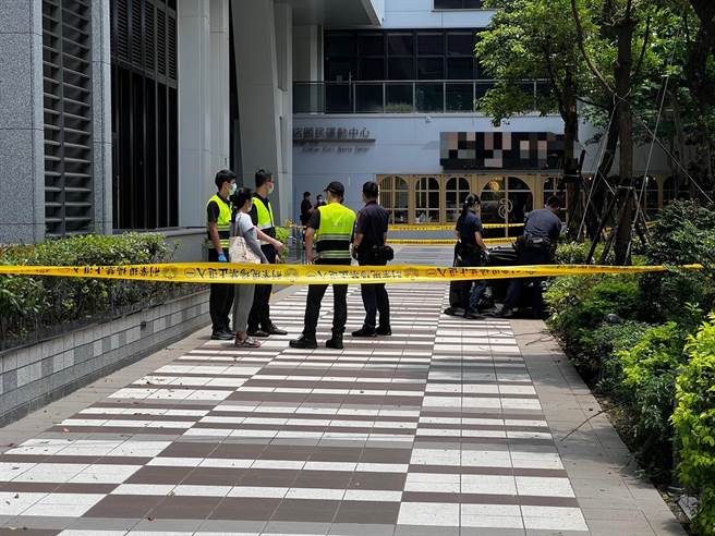 新店行政园区惊传女子坠楼。（民眾提供）