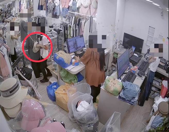 潘嫌趁被害人不注意，从后方拉开背包拉炼行窃。（翻摄照片／林郁平台北传真）