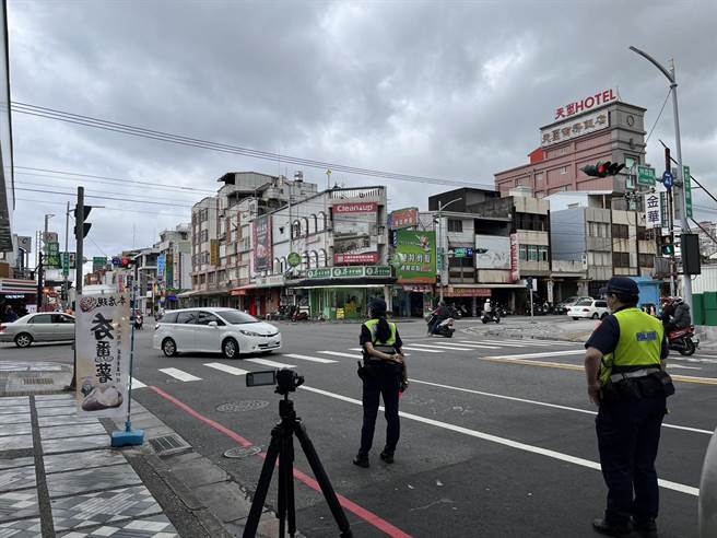 花莲警方5月1日起展开首波取缔路口不停让行人专案，截至21日止，共开出逾千件违规，其中以人行道违规停车与违规临时停车944件为最多。（花莲县警局提供／罗亦晽花莲传真）