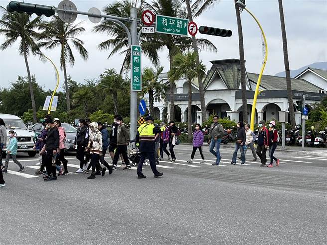 花莲警方继5月1日展开首波取缔路口不停让行人专案，即日起再择50处易发生行人事故路口，加强执法。（花莲县警局提供／罗亦晽花莲传真）