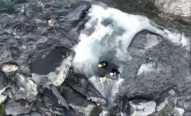 飞龙瀑布山区云层厚，今日遗体无法完成吊挂。(屏县消防局提供)