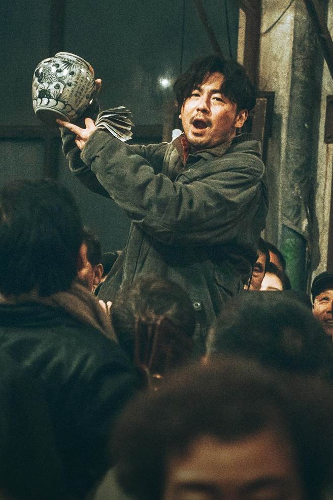 《古董局中局》剧照，图中为雷佳音。（华映电影提供）