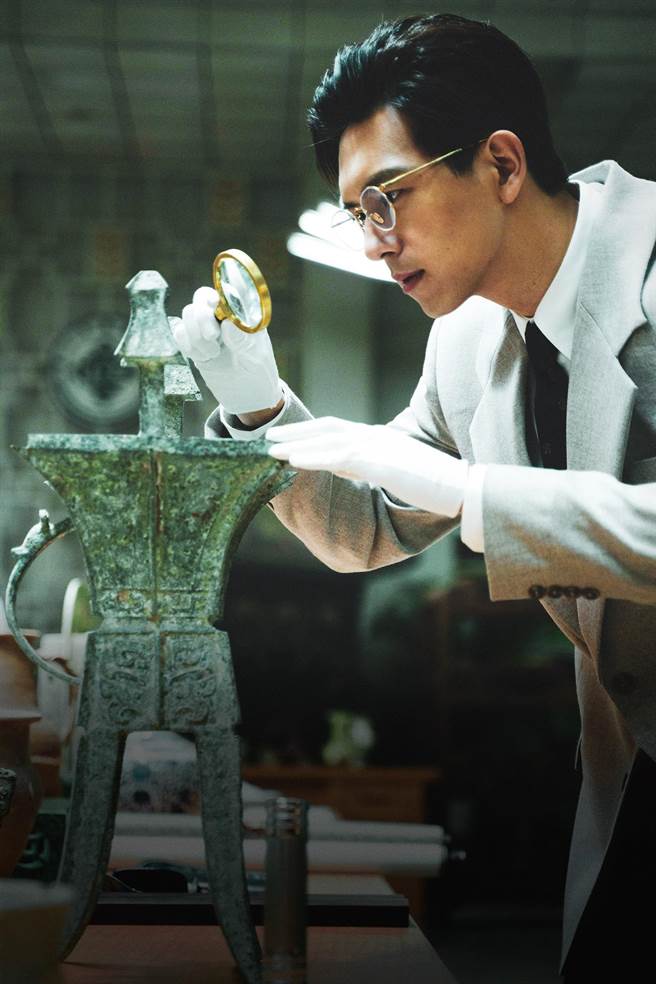 《古董局中局》剧照，图中为李现。（华映电影提供）