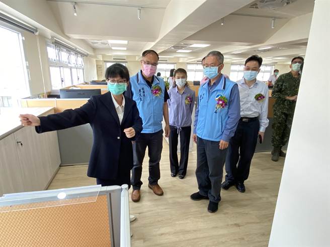 在卫生局人员引导下，向揭牌来宾一一介绍心卫中心的各项设施与服务。(于家麒摄)