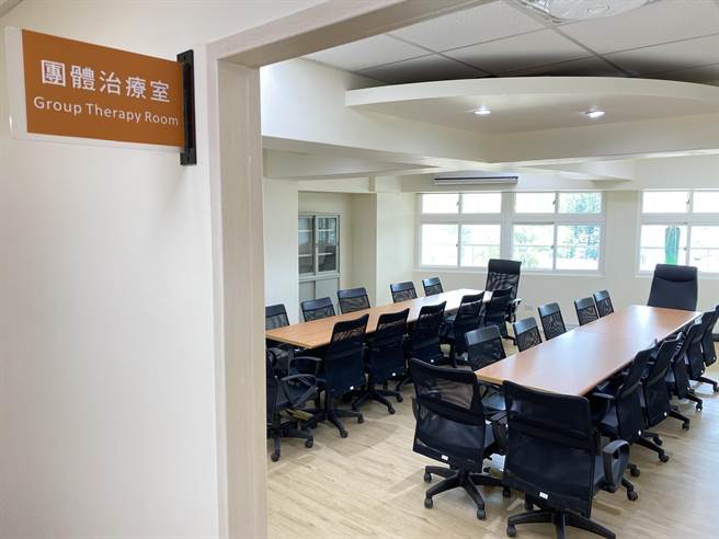 社区心卫中心设有团体治疗室，可协助企业或家庭成员进行团体谘商。(于家麒摄)