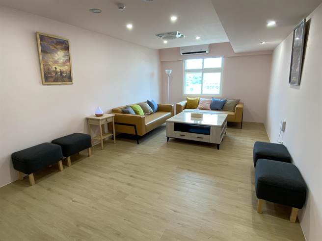 社区心卫中心也设有隐密、隔音、温馨之独立谘商室，民眾能放心的与心理师会谈。(于家麒摄)