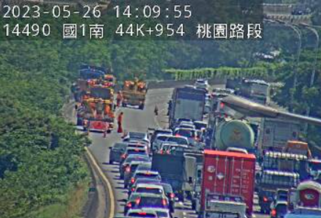 国1南下桃园段「大小货车＋大客车」追撞，回堵5公里。(翻摄高速公路1968)
