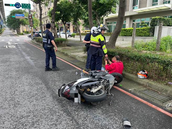 桃园53岁殷姓男子偷骑走路边机车，警方追逐过程中，最后自摔狼狈落网。（翻摄照片／蔡明亘桃园传真）