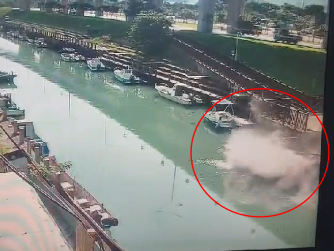 飞车坠河画面曝光！砂石车「衝破护栏」沉入台北港护城河。(翻摄画面)